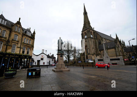 Sir Robert Peel statue outside the Parish Church, Bury, Lancashire. Picture by Paul Heyes, Thursday December 01, 2016. Stock Photo