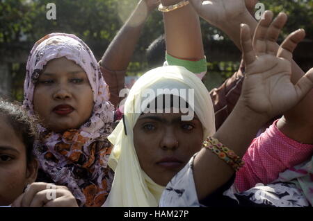 Dhaka, Bangladesh. 02nd Dec, 2016. Bangladeshi activists of several groups call a protest rally against the persecution of Rohingya Muslims in Myanmar in front of the National Press Club. Credit:  Md. Mehedi Hasan/Pacific Press/Alamy Live News Stock Photo