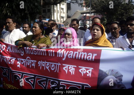 Dhaka, Bangladesh. 02nd Dec, 2016. Bangladeshi activists of several groups call a protest rally against the persecution of Rohingya Muslims in Myanmar in front of the National Press Club. Credit:  Md. Mehedi Hasan/Pacific Press/Alamy Live News Stock Photo