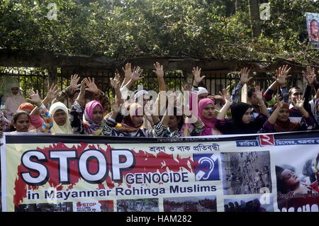 Dhaka, Bangladesh. 02nd Dec, 2016. Bangladeshi activists of several groups call a protest rally against the persecution of Rohingya Muslims in Myanmar in front of the National Press Club. Credit:  Md. Mehedi Hasan/Pacific Press/Alamy Live News Stock Photo