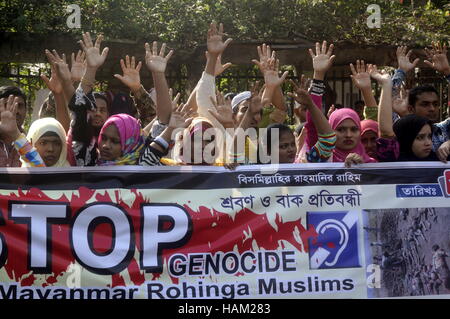 Dhaka, Bangladesh. 02nd Dec, 2016. Bangladeshi activists of several groups call a protest rally against the persecution of Rohingya Muslims in Myanmar in front of the National Press Club. Credit:  Md. Mehedi Hasan/Pacific Press/Alamy Live News Stock Photo