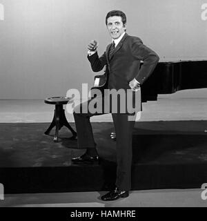 Spaß durch 2, Fernsehserie mit Sketchen und Musik, Deutschland 1970 - 1972, Mitwirkende: Französischer Chansonnier Gilbert Becaud Stock Photo