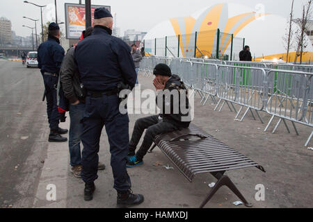 Paris France 2nd December 2016 A Police Man talks to a migrant near Camp for Migrants in Porte De La Chapelle in northern Paris. Credit:  Thabo Jaiyesimi/Alamy Live News Stock Photo