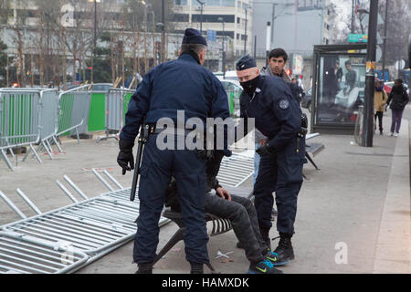 Paris France 2nd December 2016 A Police Man talks to a migrant near Camp for Migrants in Porte De La Chapelle in northern Paris. Credit:  Thabo Jaiyesimi/Alamy Live News Stock Photo