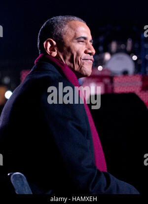 Washington DC, USA. 01st Dec, 2016. United States President Barack Obama and the First Family attend the National Christmas Tree Lighting on the Ellipse in Washington, DC on Thursday, December 1, 2016. Credit: Ron Sachs/Pool via CNP /MediaPunch Credit:  MediaPunch Inc/Alamy Live News