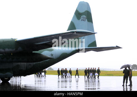 Chapeco, Brazil. 3rd Dec, 2016. Soldiers carry coffins of members of Brazilian soccer team Chapecoense who died in a plane crash, at Chapeco Airport, in Chapeco, Brazil, on Dec. 3, 2016. Credit:  Rahel Patrasso/Xinhua/Alamy Live News Stock Photo