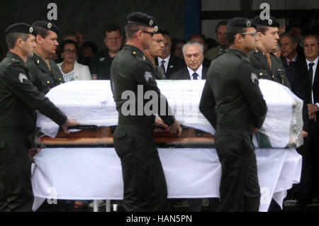Chapeco, Brazil. 3rd Dec, 2016. Brazilian President Michel Temer (C, back) receives the coffins of the members of Brazilian soccer team Chapecoense who died in a plane crash, at Chapeco Airport, in Chapeco, Brazil, on Dec. 3, 2016. Credit:  Rahel Patrasso/Xinhua/Alamy Live News Stock Photo