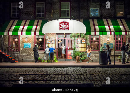 River House seafood restaurant illuminated at night in Savannah Stock Photo