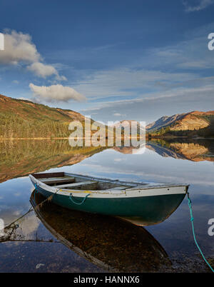 Rowing boat tied up at a Scottish loch jetty Stock Photo - Alamy