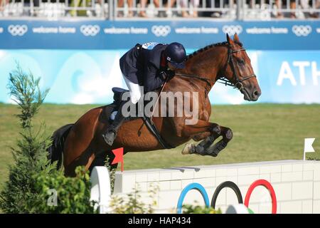 GEORGINA HARLAND SHOWJUMPING MODERN PENTATHLON ATHENS GREECE 27 August 2004 Stock Photo