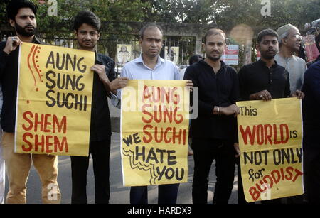 Dhaka, Bangladesh. 02nd Dec, 2016. Bangladeshi activists of several organizations demonstrated in front of the National Press Club demanding an end to persecution of ethnic Rohingya Muslims. Credit:  Md. Mehedi Hasan/Pacific Press/Alamy Live News Stock Photo