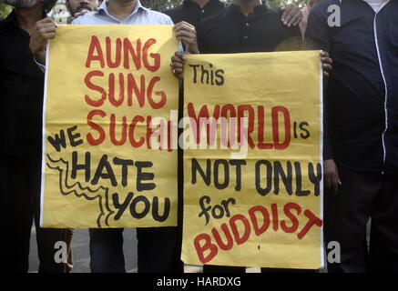 Dhaka, Bangladesh. 02nd Dec, 2016. Bangladeshi activists of several organizations demonstrated in front of the National Press Club demanding an end to persecution of ethnic Rohingya Muslims. Credit:  Md. Mehedi Hasan/Pacific Press/Alamy Live News Stock Photo