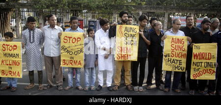 Dhaka, Bangladesh. 02nd Dec, 2016. Bangladeshi activists of several organizations demonstrated in front of the National Press Club demanding an end to persecution of ethnic Rohingya Muslims. Credit:  Md. Mehedi Hasan/Pacific Press/Alamy Live News Stock Photo