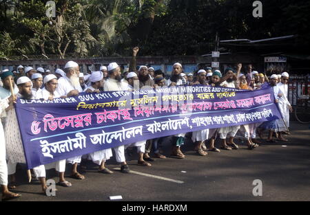 Dhaka, Bangladesh. 02nd Dec, 2016. Bangladeshi activists of several organizations demonstrated in front of the National Press Club demanding an end to persecution of ethnic Rohingya Muslims. Credit:  Md. Mehedi Hasan/Pacific Press/Alamy Live News Stock Photo