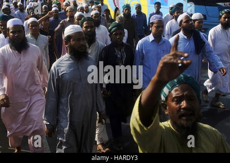 Dhaka, Bangladesh. 02nd Dec, 2016. Bangladeshi activists of several organizations demonstrated in front of the National Press Club demanding an end to persecution of ethnic Rohingya Muslims. Credit:  Md. Mehedi Hasan/Pacific Press/Alamy Live News Stock Photo