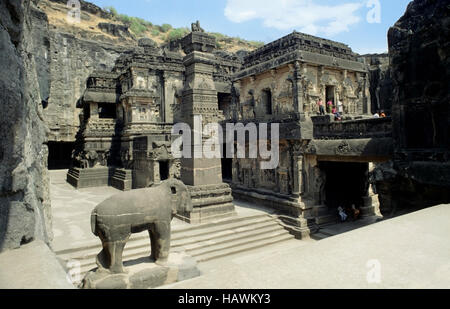 Cave No 16 : Kailasa temple, Dhvaja stamba , Victory pillar and elephant, Ellora, Aurangabad, Maharashtra, India Stock Photo