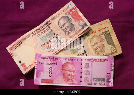 Banned old 500 & 1000 rupee notes & launched 500 and 2000 rupee new note Stock Photo