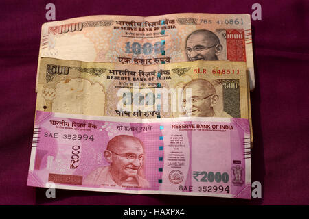 Banned old 500 & 1000 rupee notes & launched 500 and 2000 rupee new note Stock Photo