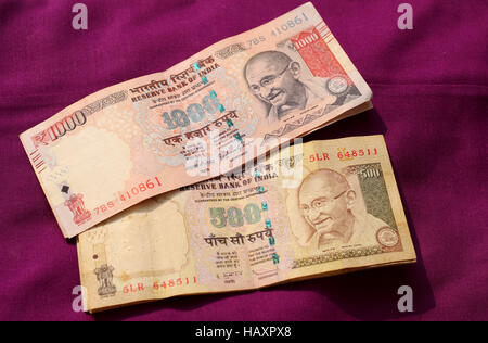 Banned old 500 & 1000 rupee notes & launched 500 and 2000 rupee new note Stock Photo