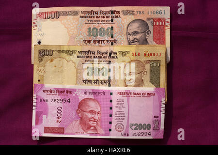 Banned old 500 & 1000 rupee notes & launched 500 and 2000 rupee new note Stock Photo