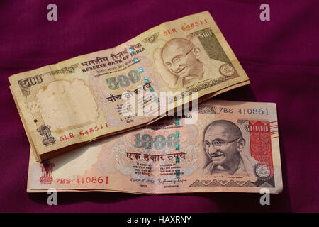 Banned old 500 & 1000 rupee notes & launched 500 and 2000 rupee new note Stock Photo