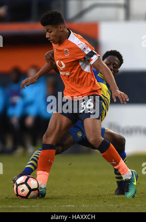 Luton Town's James Justin (left) and Solihull Moors' Shepherd Murombedzi (right) battle for the ball during the Emirates FA Cup, Second Round match at Kenilworth Road, Luton. Stock Photo