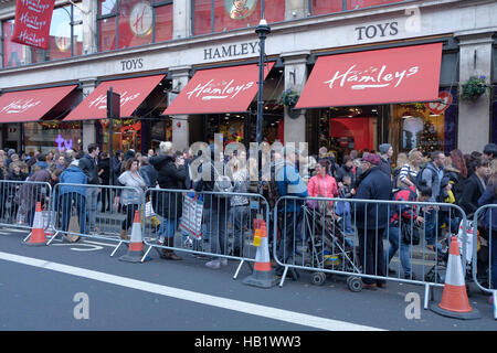 London, UK. 3rd December 2016. With 21 days until Christmas the pavement outside London's biggest toy shop has been widened  to manage the crowds of shoppers Credit:  claire doherty/Alamy Live News Stock Photo