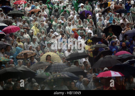 Chapeco, Brazil. 3rd Dec, 2016. People take part in a funeral for the members of Brazilian soccer team Chapecoense who were killed in an air crash in Colombia, outside the Chapeco Airport in Chapeco, Brazil, on Dec. 3, 2016. Credit:  Xinhua/Alamy Live News Stock Photo
