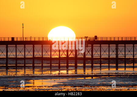 Southend-on-Sea, Essex, UK. 4th December 2016. UK Weather: The Sun rises on a very cold morning - view looking towards Southend Pier    Credit:  Ben Rector/Alamy Live News Stock Photo