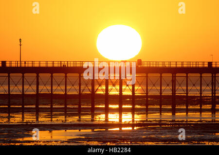 Southend-on-Sea, Essex, UK. 4th December 2016. UK Weather: The Sun rises on a very cold morning - view looking towards Southend Pier    Credit:  Ben Rector/Alamy Live News Stock Photo