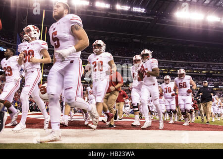Indianapolis, Indiana, USA. 3rd Dec, 2016. December 3, 2016 - Indianapolis, Indiana - Wisconsin Badgers head to the locker room at halftime during the Big Ten Championship game between Penn State Nittany Lions and Wisconsin Badgers at Lucas Oil Stadium. © Scott Taetsch/ZUMA Wire/Alamy Live News Stock Photo