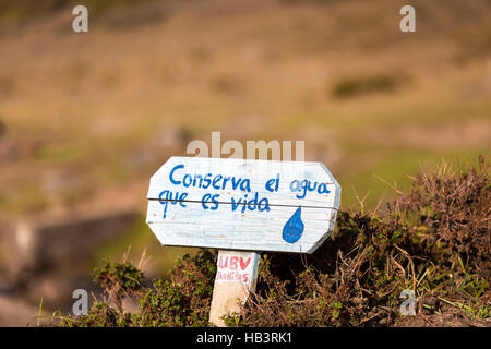 Wooden post with message: Save the water written in Spanish, Merida Stock Photo