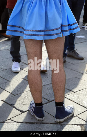 Behaarte Maennerbeine im Dirndl Stock Photo