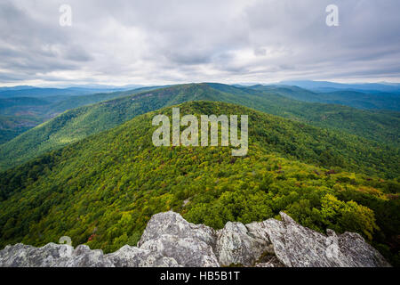 View of the Blue Ridge Mountains from Hawksbill Mountain, on the rim of Linville Gorge, in Pisgah National Forest, North Carolina. Stock Photo