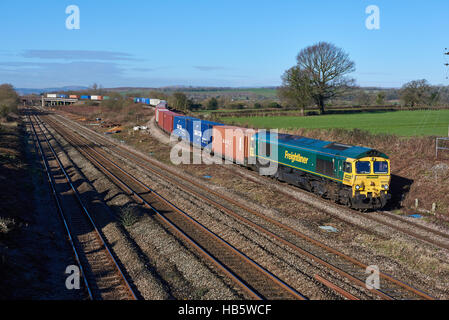 Freightliner 66566 heads down the Bishton Flyover at Bishton South Wales with 4O70 Wentloog - Southampton liner on 18th Feb 2016. Stock Photo