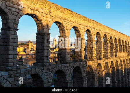The old town of Segovia, seen through the arches of the 1st century Roman Aqueduct, Segovia, Spain Stock Photo