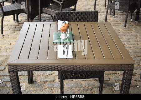 Well set wooden table at an outdoor restaurant area in Canary Wharf Stock Photo