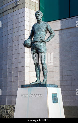 Statue of Peter Osgood at Chelsea Football Club, London Stock Photo