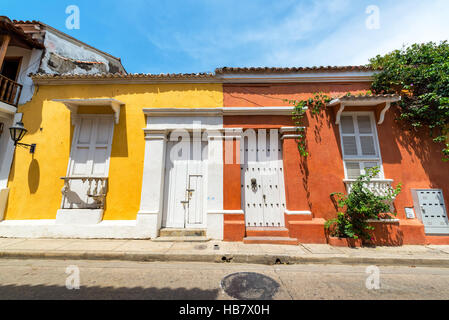 Historic colonial buildings in the walled city of Cartagena, Colombia Stock Photo