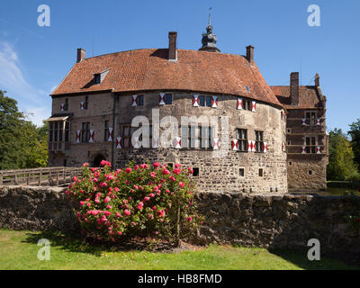 Vischering Castle with roses and moat, Lüdinghausen, Münsterland, North Rhine-Westphalia, Germany Stock Photo