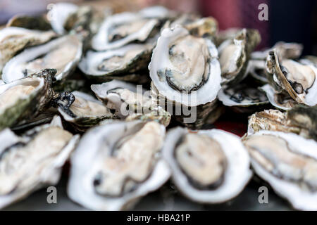 Fresh oysters for sale at Market in Hainan China Stock Photo