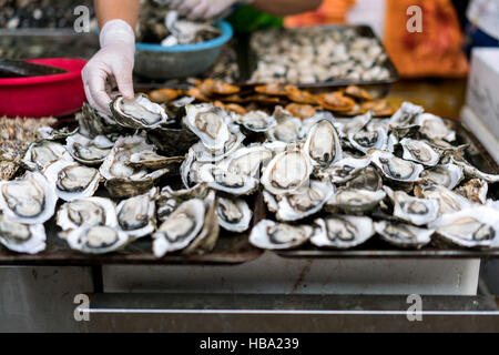 Fresh oysters for sale at Market in Hainan China Stock Photo