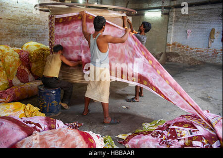 Inde, Rajasthan, Usine de Sari, teinture des tissus destines a la confection des saris. // India, Rajasthan, Sari Factory, dyeing of the textile using Stock Photo