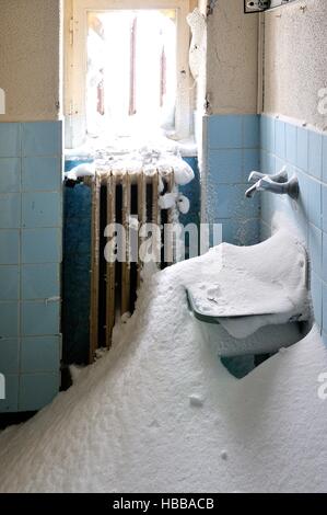 old dilapidated radiator with sink Stock Photo - Alamy