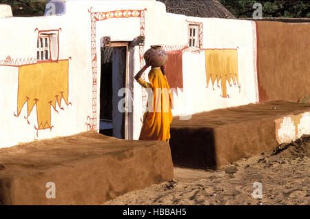Inde - Rajasthan - Village peint des environs de Jaisalmer // India. Rajasthan. Village near Jaisalmer Stock Photo