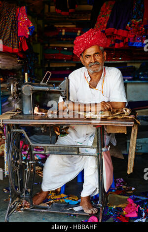 Inde, Rajasthan, village de Meda dans les environs de Jodhpur, population Rabari, Hanumanji, 62 ans, le couturier du village // India, Rajasthan, Meda Stock Photo