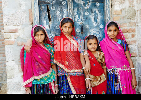 Inde, Rajasthan, village de Meda dans les environs de Jodhpur, population Rabari, Mapi (12 ans),  Swaram (16 ans), Maseru (8 ans) et Santu (15 ans)//  Stock Photo