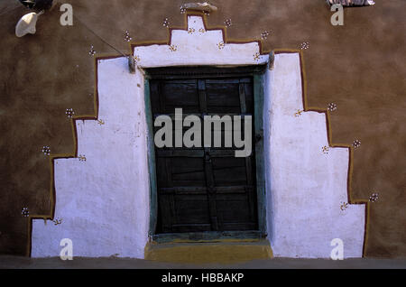 Inde, Rajasthan, Village peint des environs de Barmer // India, Rajasthan, Village near Barmer Stock Photo