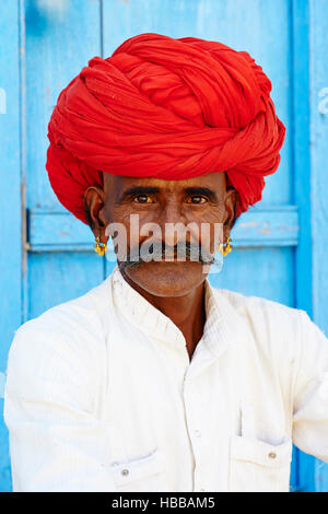 Inde, Rajasthan, village de Meda dans les environs de Jodhpur, population Rabari, Misraram Devasi, 57 ans  // India, Rajasthan, Meda village around Jo Stock Photo