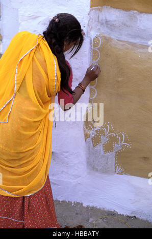 Inde - Rajasthan - Village peint des environs de Jaisalmer - Femme realisant une peinture murale Stock Photo